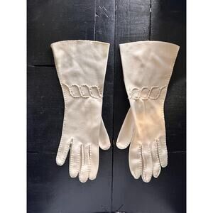 Vintage handmade gloves in off-white, size M